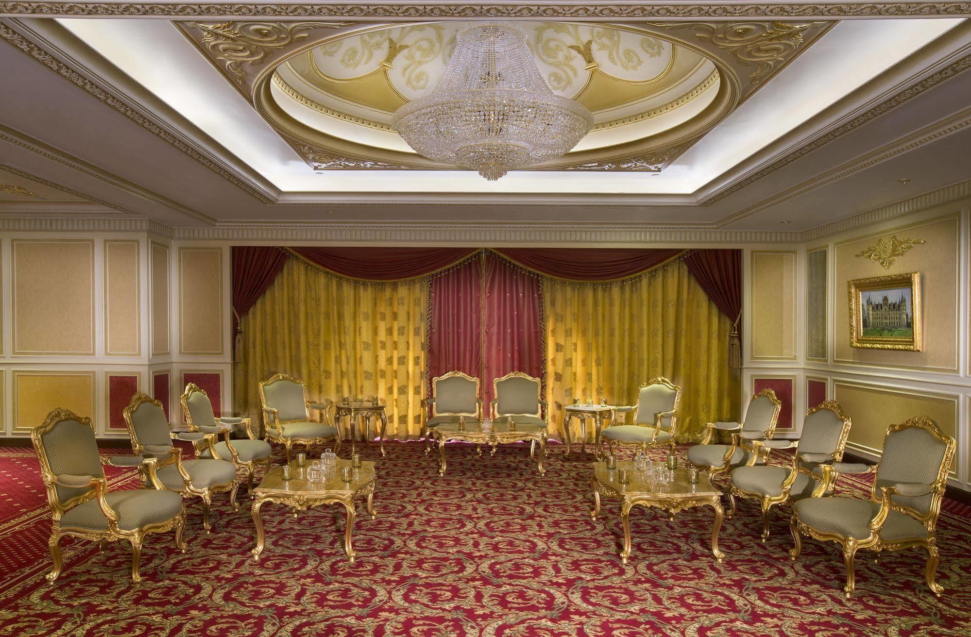 Royal m hotel abu dhabi. Королевский отель Абу-Даби. Royal Rose Hotel Abu Dhabi. Отель Royal Rose Hotel. Royal Rose 5*.